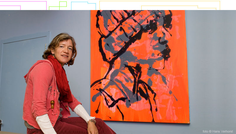 Portret van Babet Wentink met een van haar schilderijen in de achtergrond